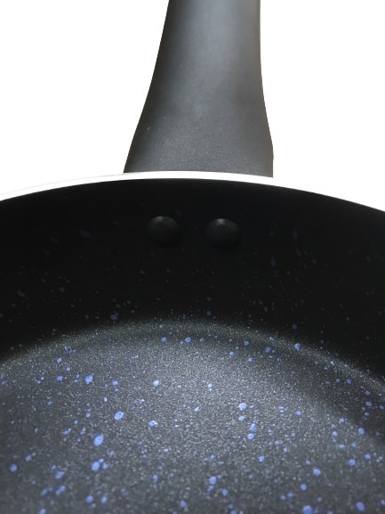 vendita di padella performa con dettaglio manico fissato con rivetti passanti per prese sempre stabili e sicure | www.shoppinghome.it
