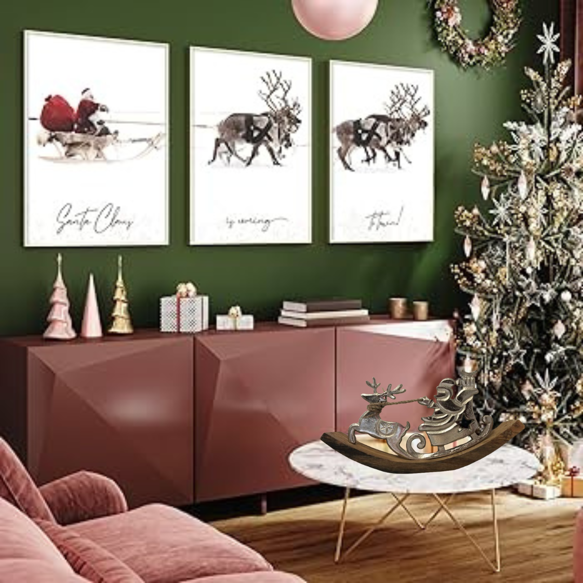 vendita di decorazione casa con babbo natale in metallo sulla slitta con base a dondolo in legno visto in contesto di casa  online shoppinghome.it
