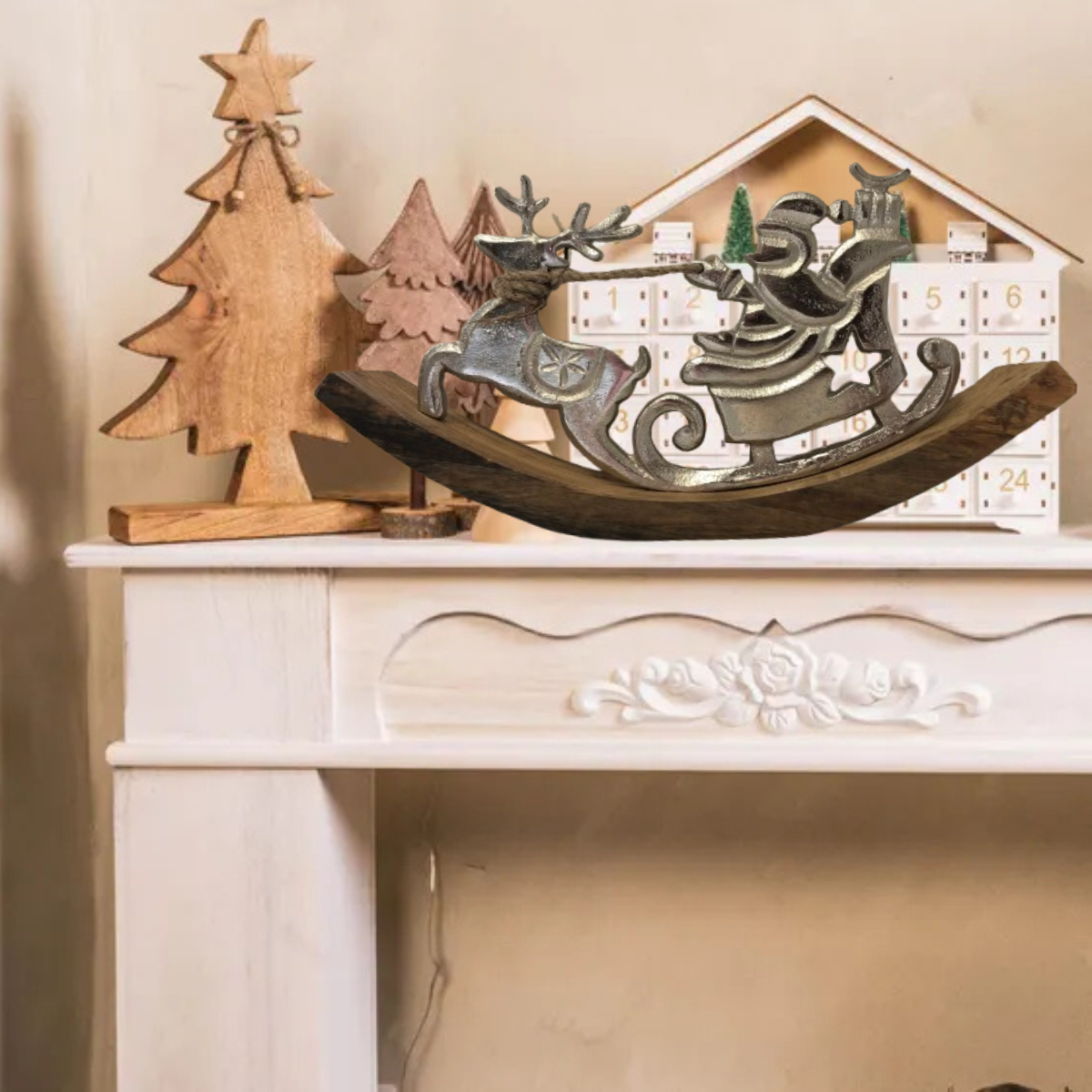 vendita di decorazione casa con babbo natale in metallo sulla slitta con base a dondolo in legno su caminetto online shoppinghome.it