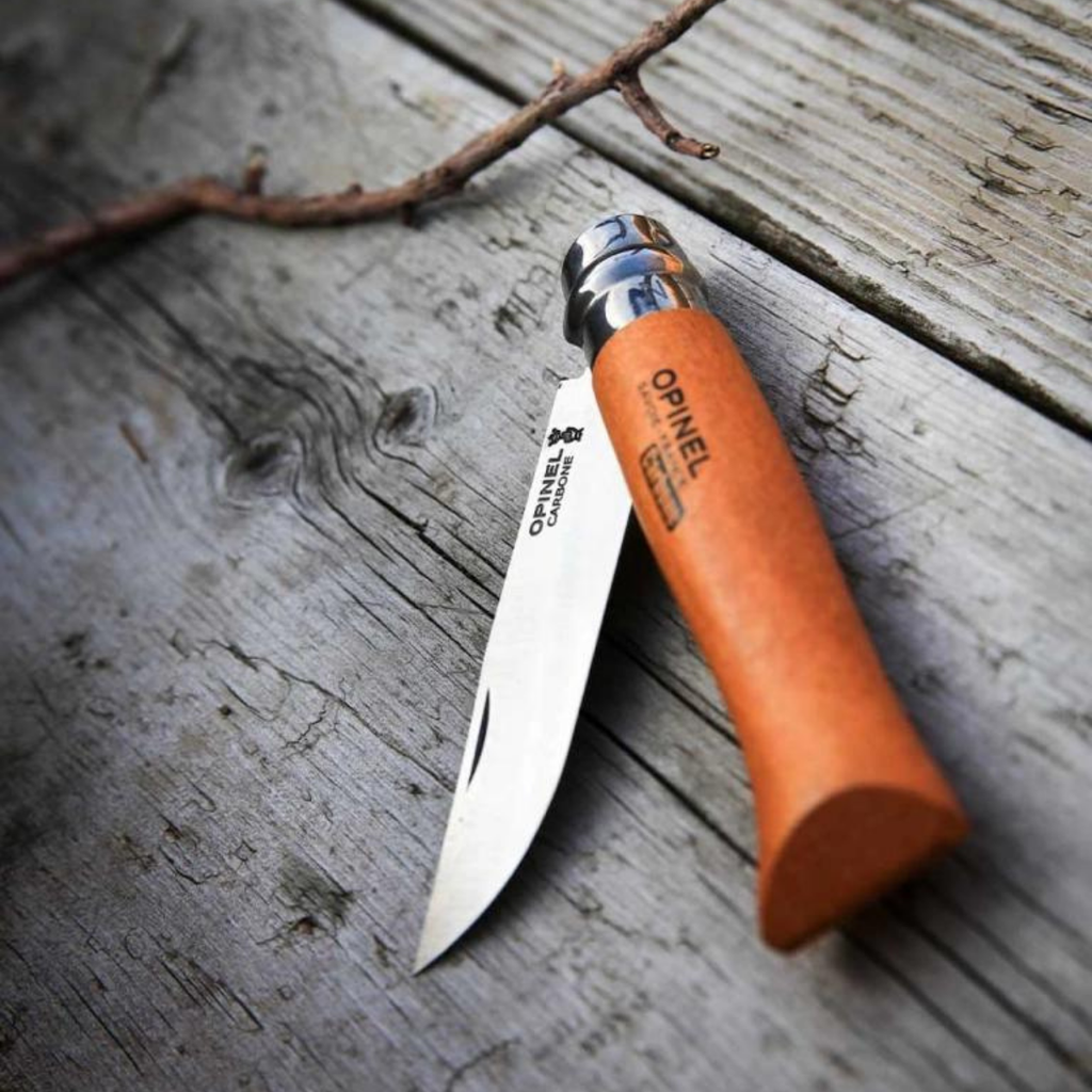 Vendita di coltello brand opinel in carbonio manico in faggio misura 3 semiaperto su tavolo shoppinghome.it