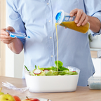 vendita di shaker mix emsa clip e close 500 ml mentre versa salsa su insalata shoppinghome.it