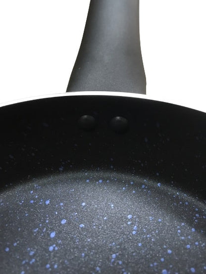 vendita di padella performa con dettaglio manico fissato con rivetti passanti per prese sempre stabili e sicure  | www.shoppinghome.it