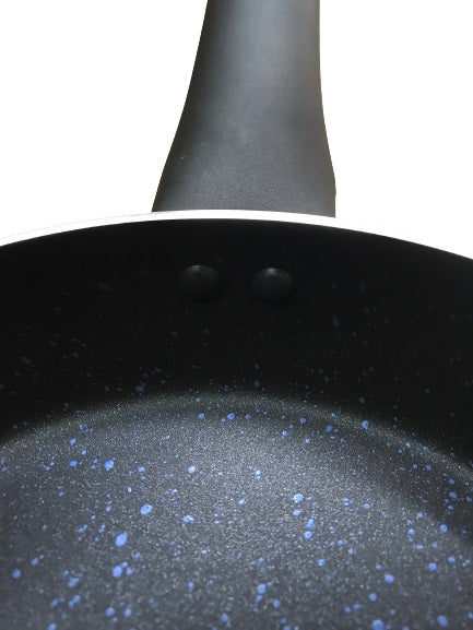 vendita lagostina performa padella 20 centimetri colore blu con 1 manico lungo rivettato resistente sicuro , fondo in acciaio adatto anche all'induzione , lavabile in lavastoviglie dettaglio rivetti  | shoppinghome.it